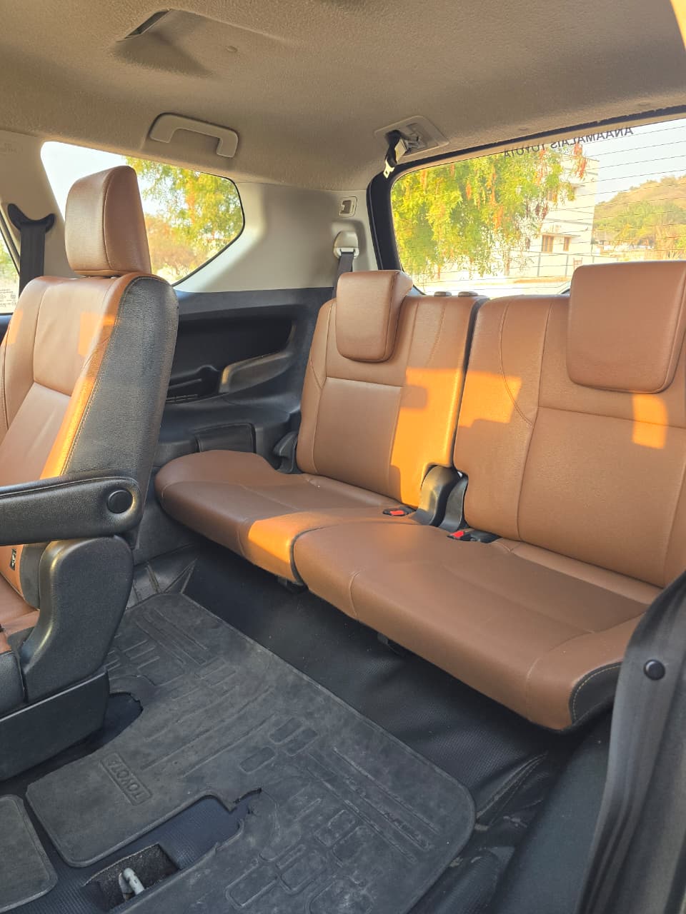 Vehicle photo 12