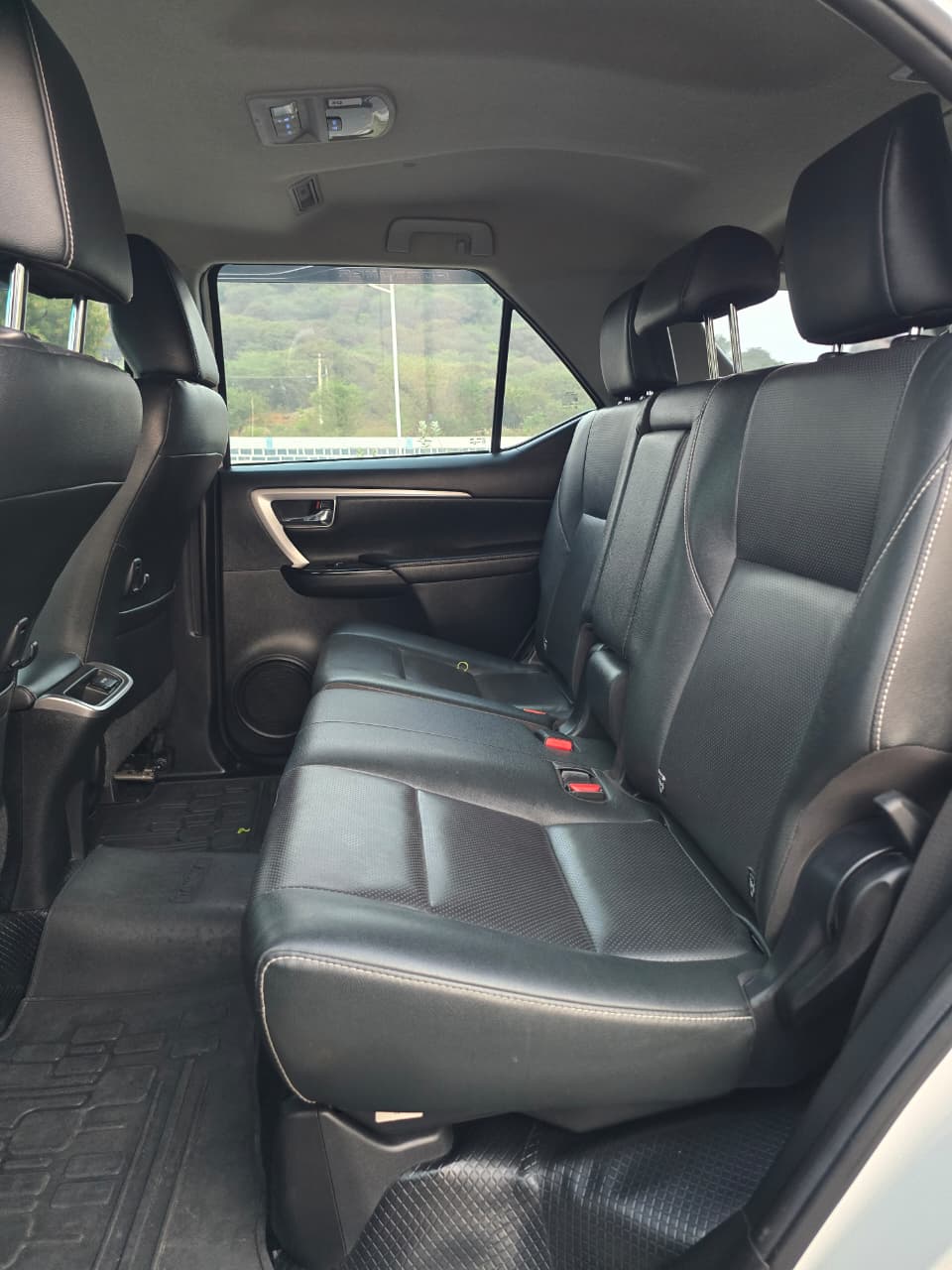 Vehicle photo 9