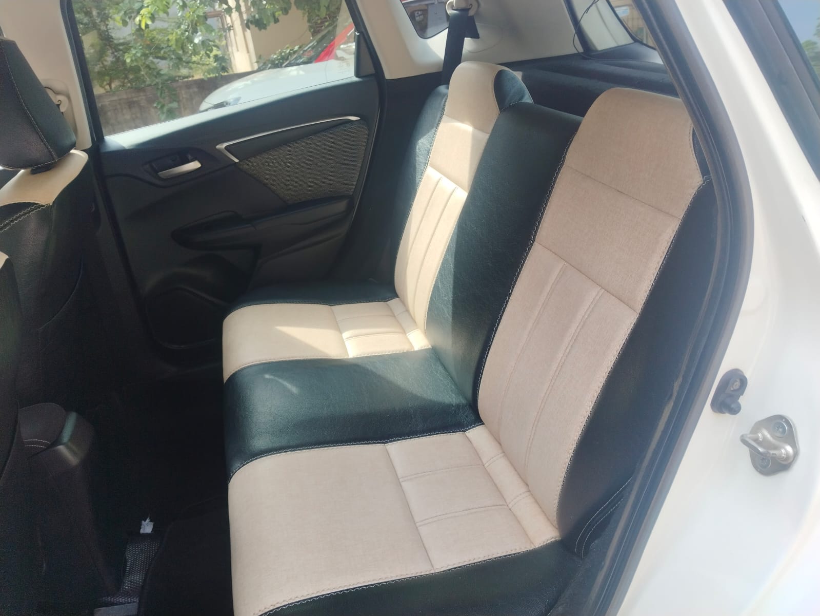 Vehicle photo 6