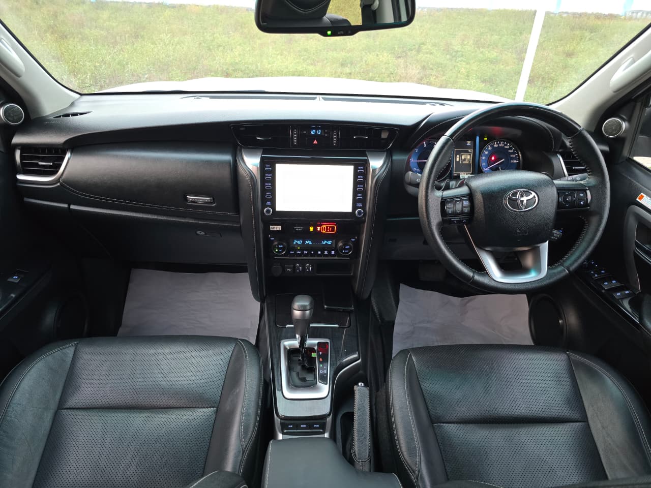 Vehicle photo 7