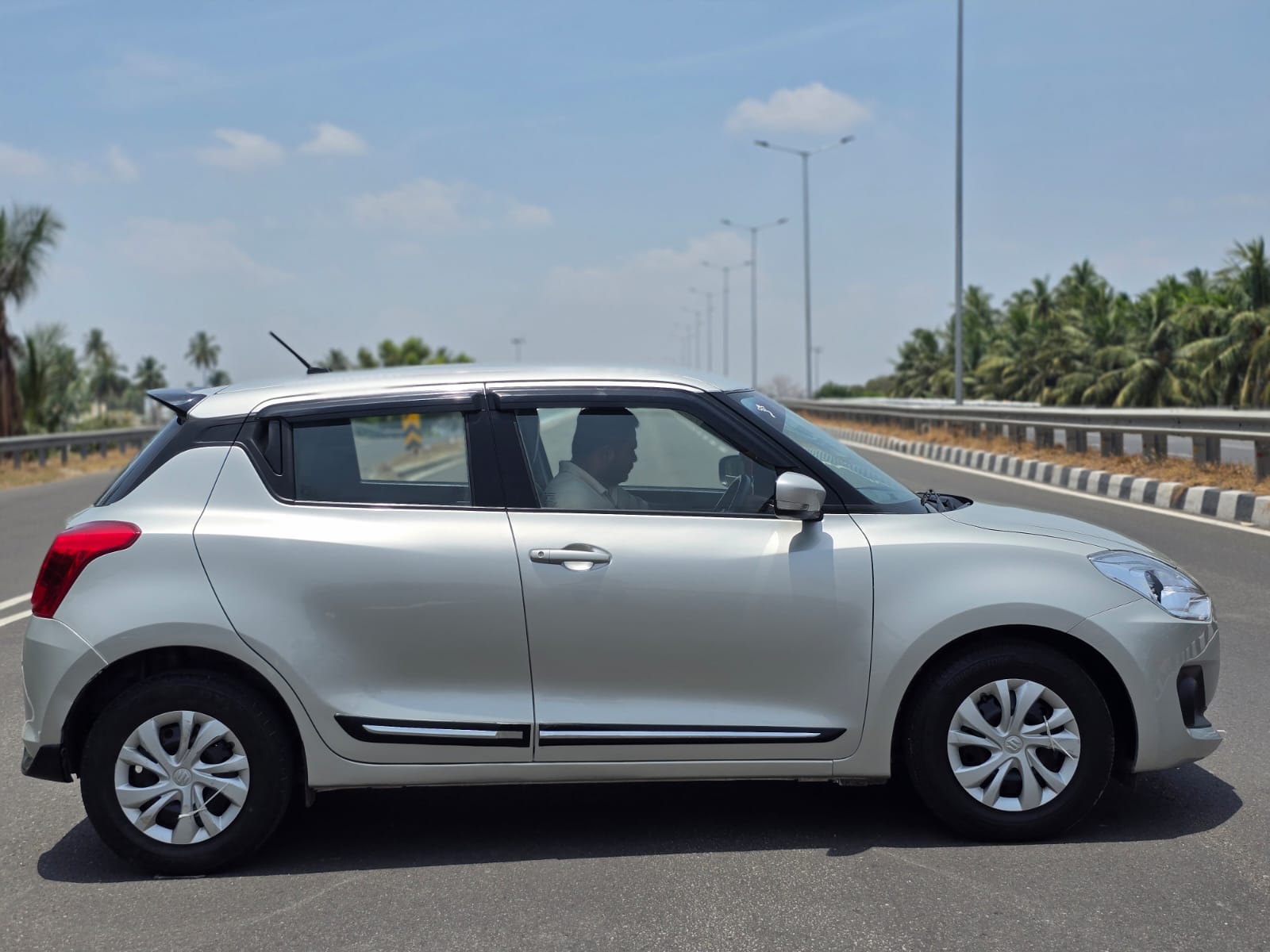 Vehicle photo 7