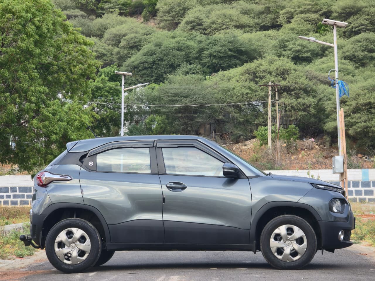 Vehicle photo 8