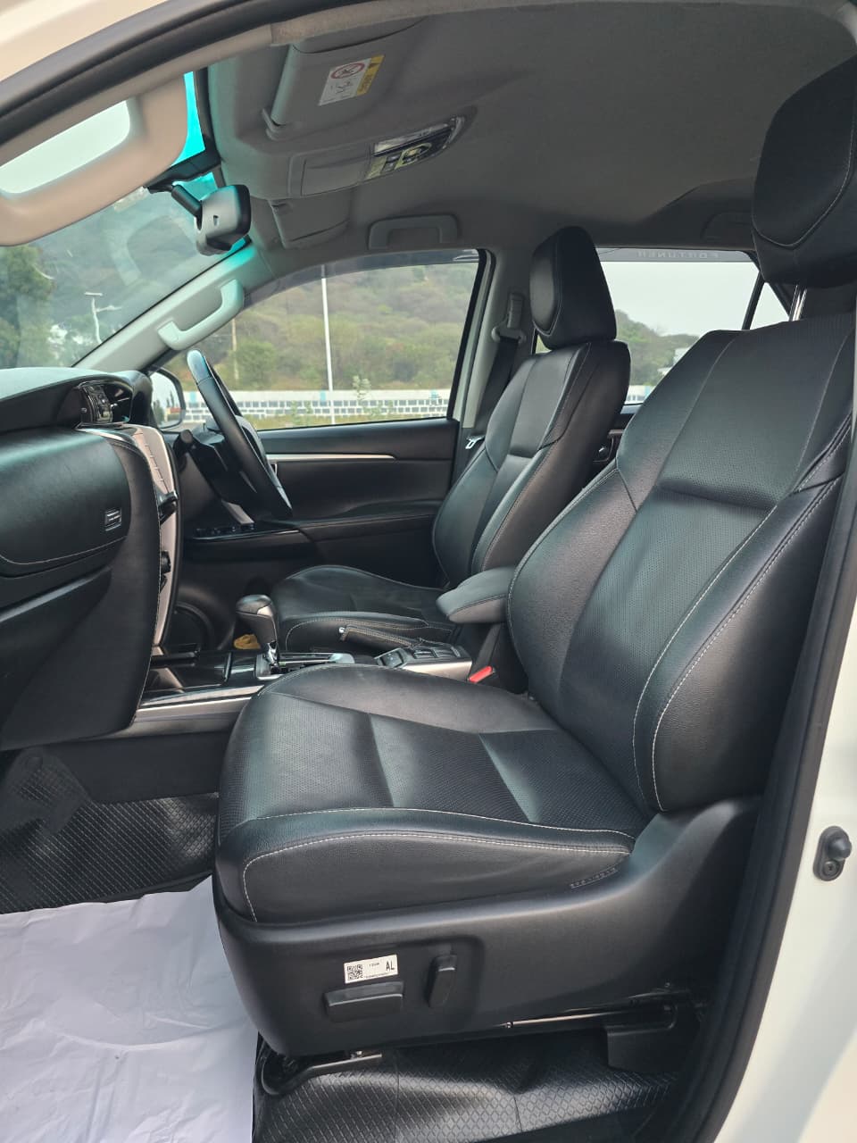 Vehicle photo 16