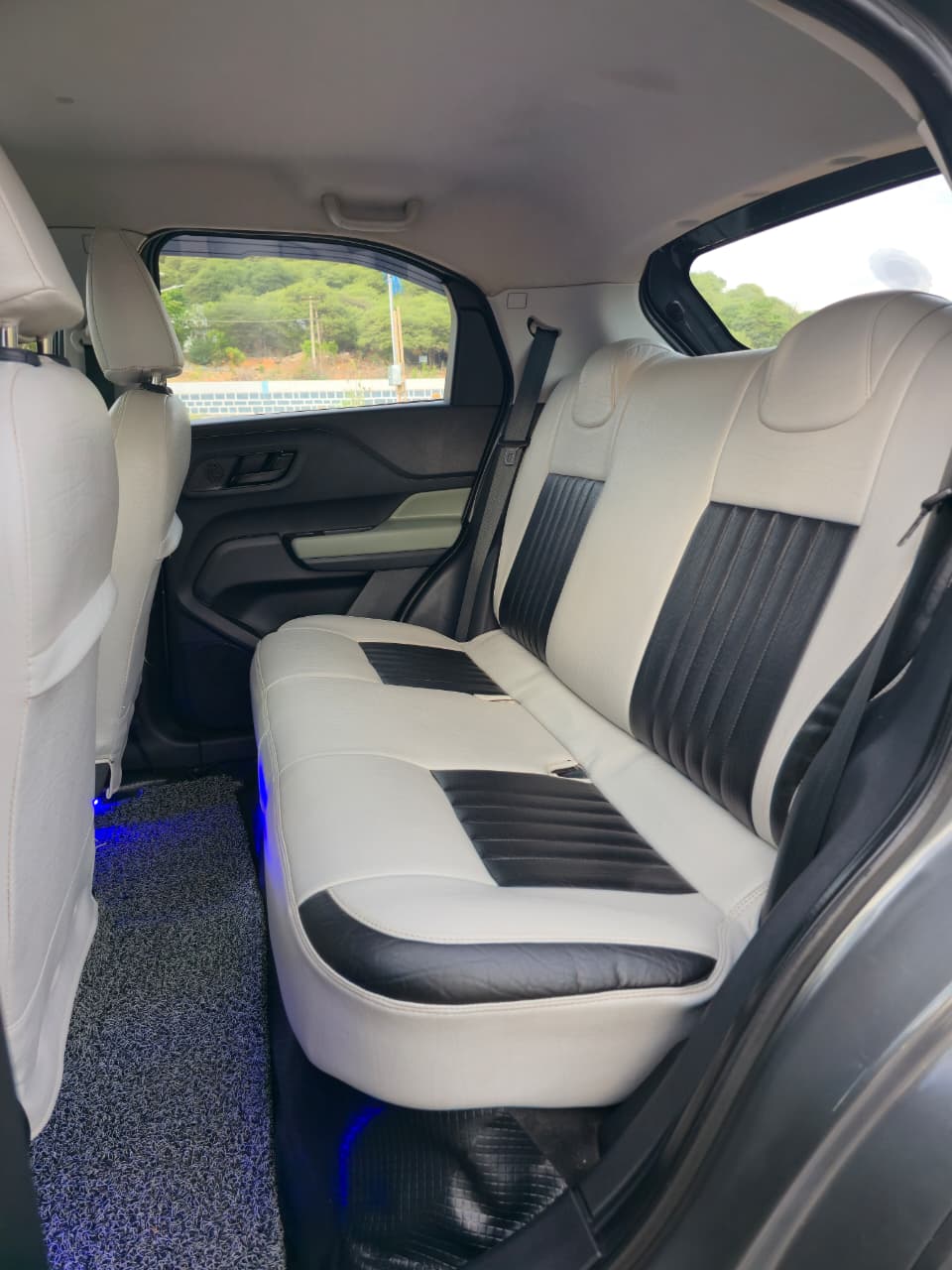 Vehicle photo 10