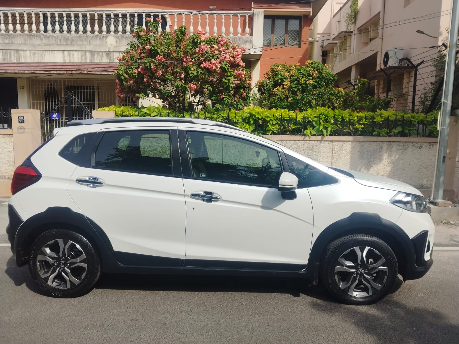 Vehicle photo 3