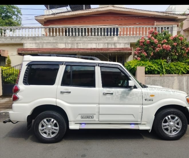 Vehicle photo 4